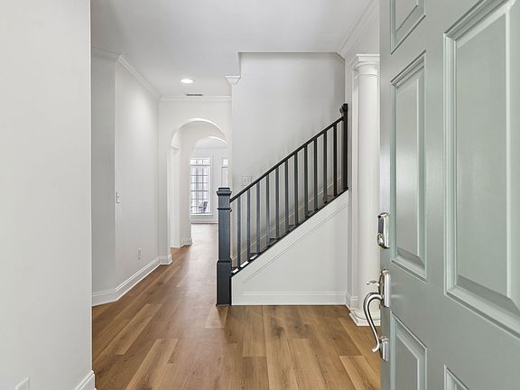 4th image of 107 Tulip Ln