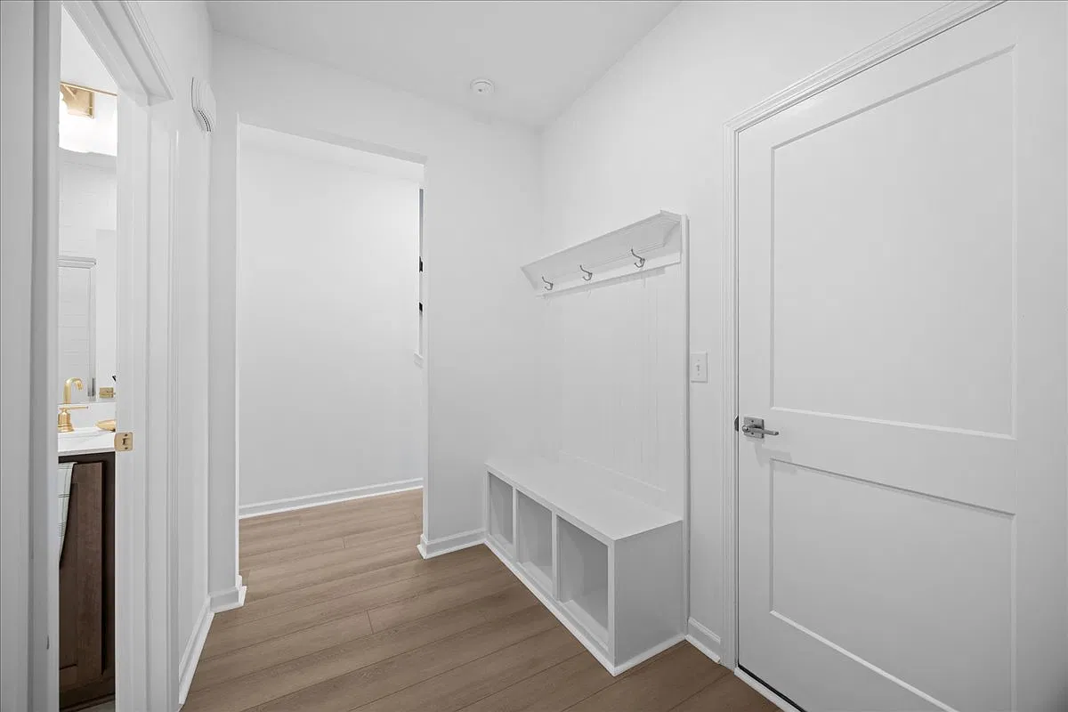 6 bed, 3587 sqft, $3,800 — Photo 4