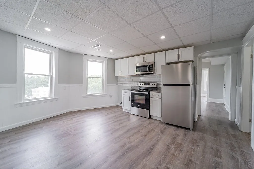 4 bed, $2,350 — Photo 3