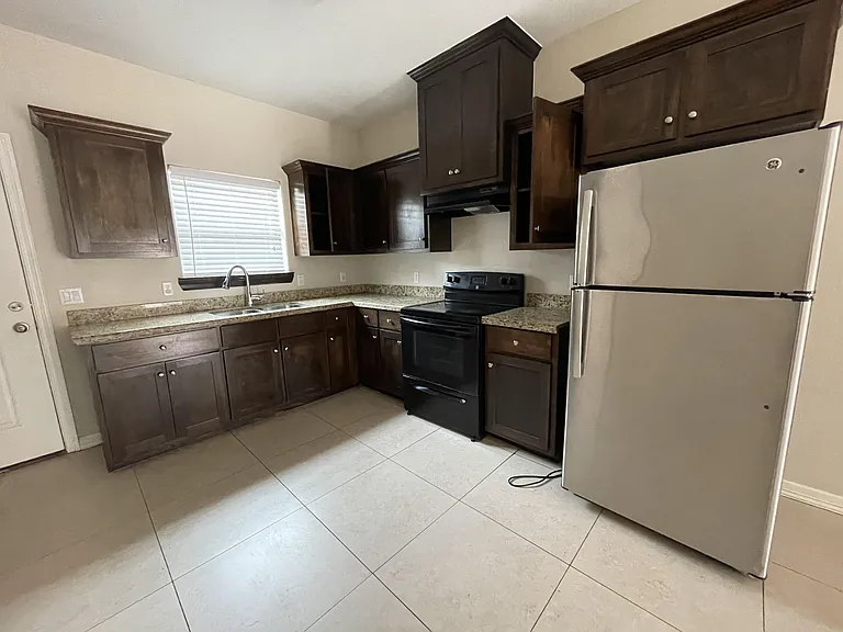 2711 E Garfield Ave #4 — Photo 2