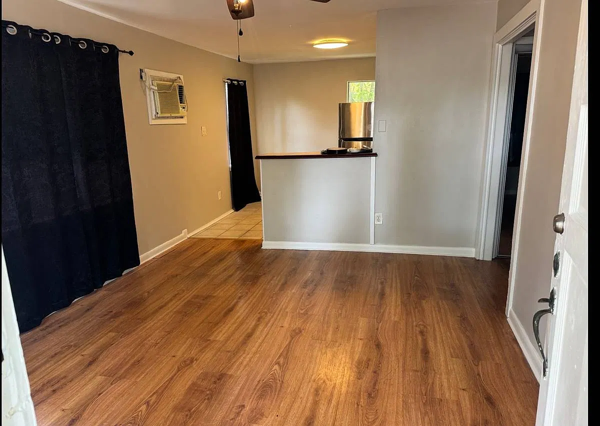 1 bed, 300 sqft, $895 — Photo 1