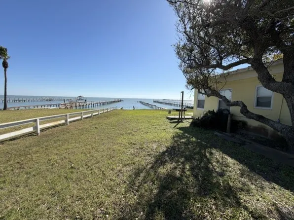 102 Oak Rdg, Rockport, TX 78382