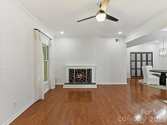 5th image of 1014 Queens Rd Unit D