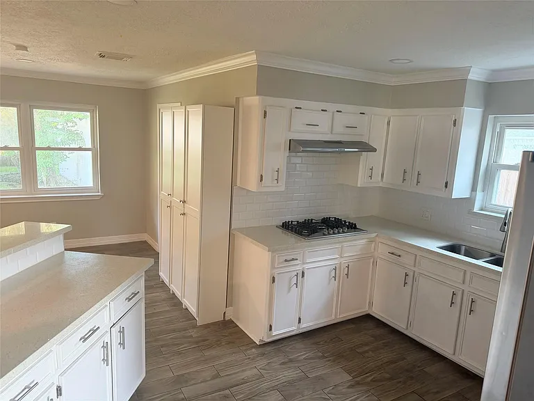 511 Rosewood Dr — Photo 10