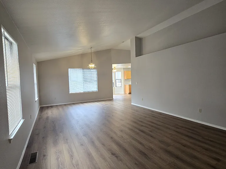 1005 Ridgeview Dr — Photo 3