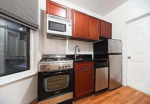 4th image of 142 Sullivan St #12-0
