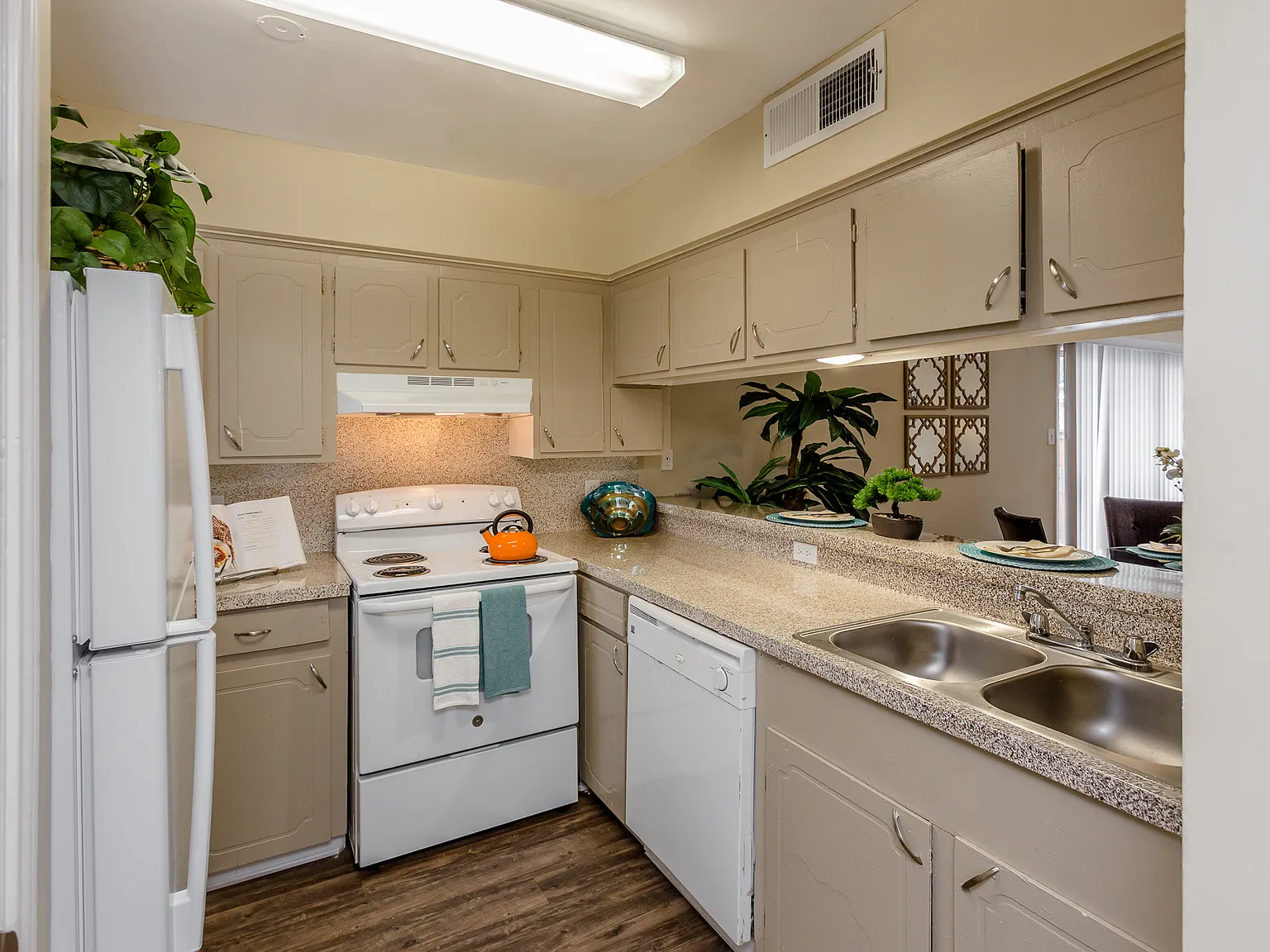 Las Velas at Hillcroft Apts. — Photo 4