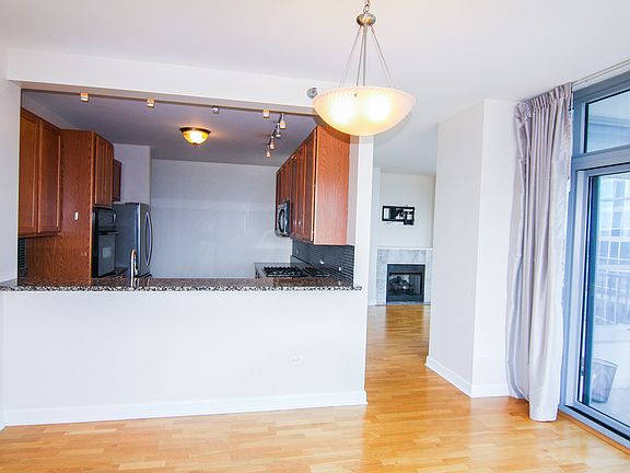 5th image of 1600 S Prairie Ave Unit P139
