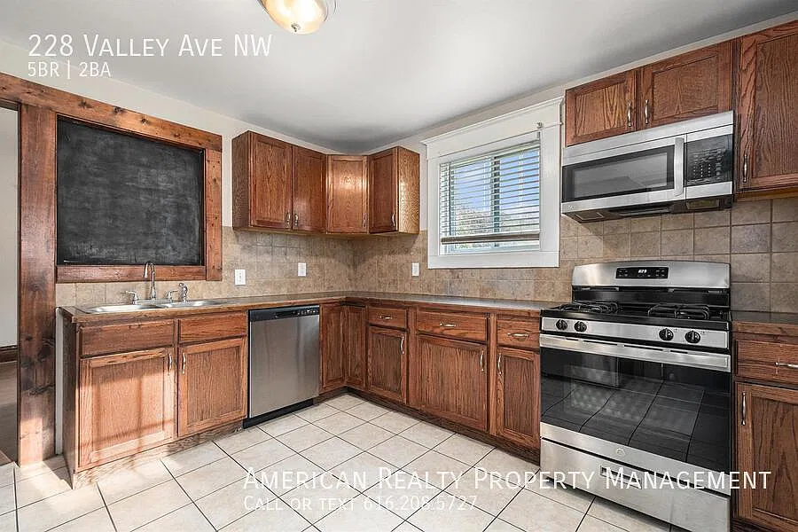 5 bed, 1600 sqft, $2,800 — Photo 2