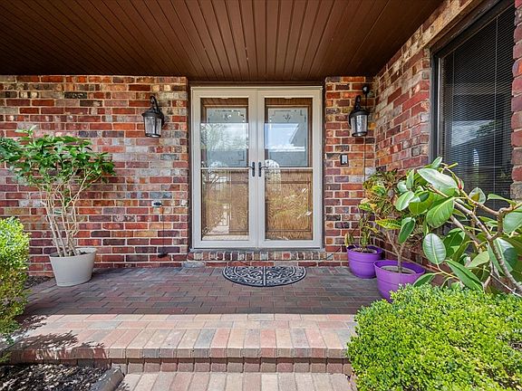 3rd image of 407 Royal Glen Ct