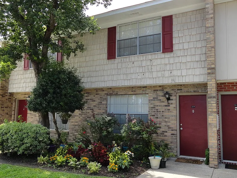 Townhouse Village — Photo 2