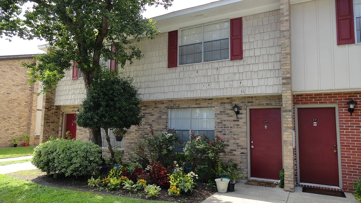 Building Photo - Townhouse Village