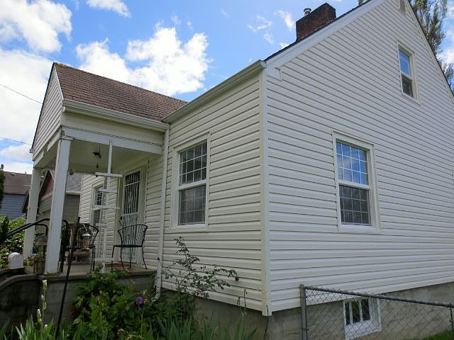 1st image of 1015 Tullis St NE