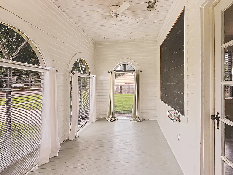 610 Avenue B — Photo 16