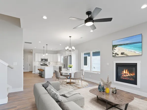 6026 Mississippi Ave, Davenport, IA 52807