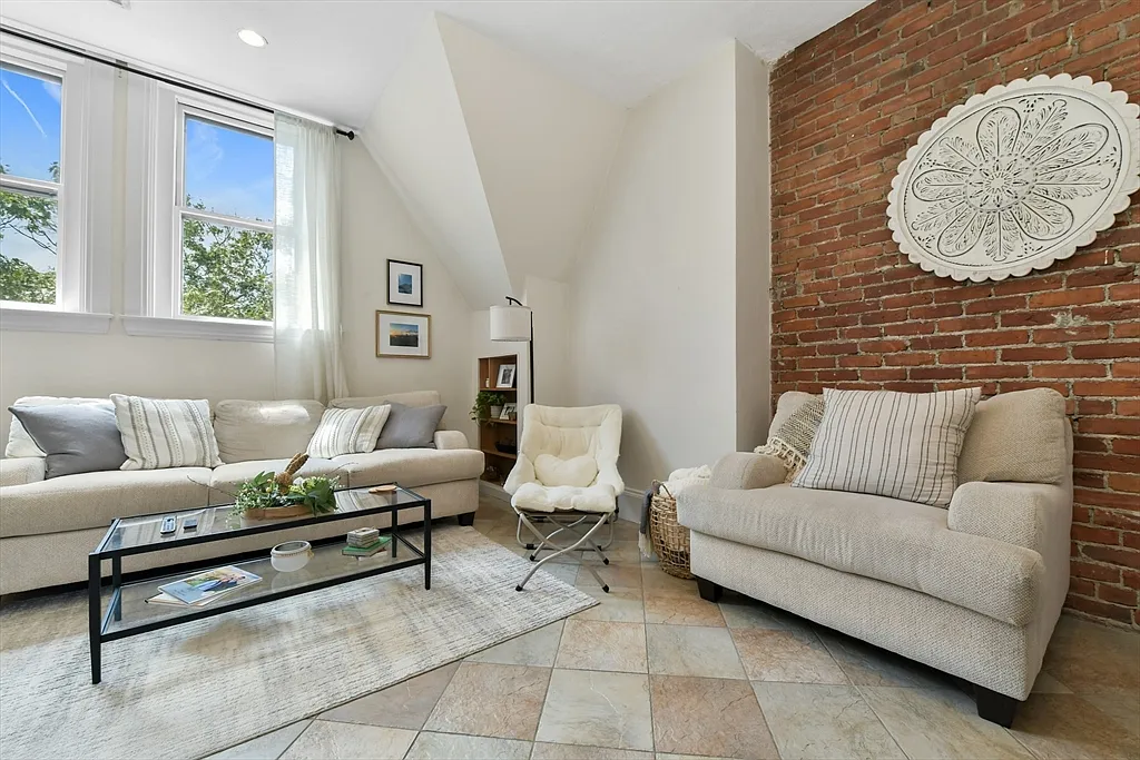 2 bed, 1.0 bath, 1036 sqft, $2,700 — Photo 3