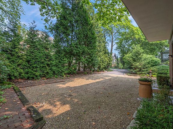 3rd image of 1 Parkton Pl