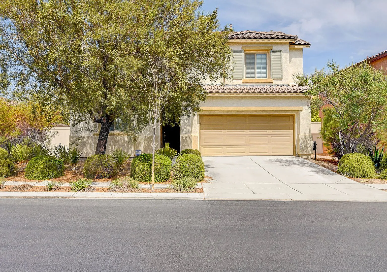 Immaculate 3 bedroom+ den! — Photo 1
