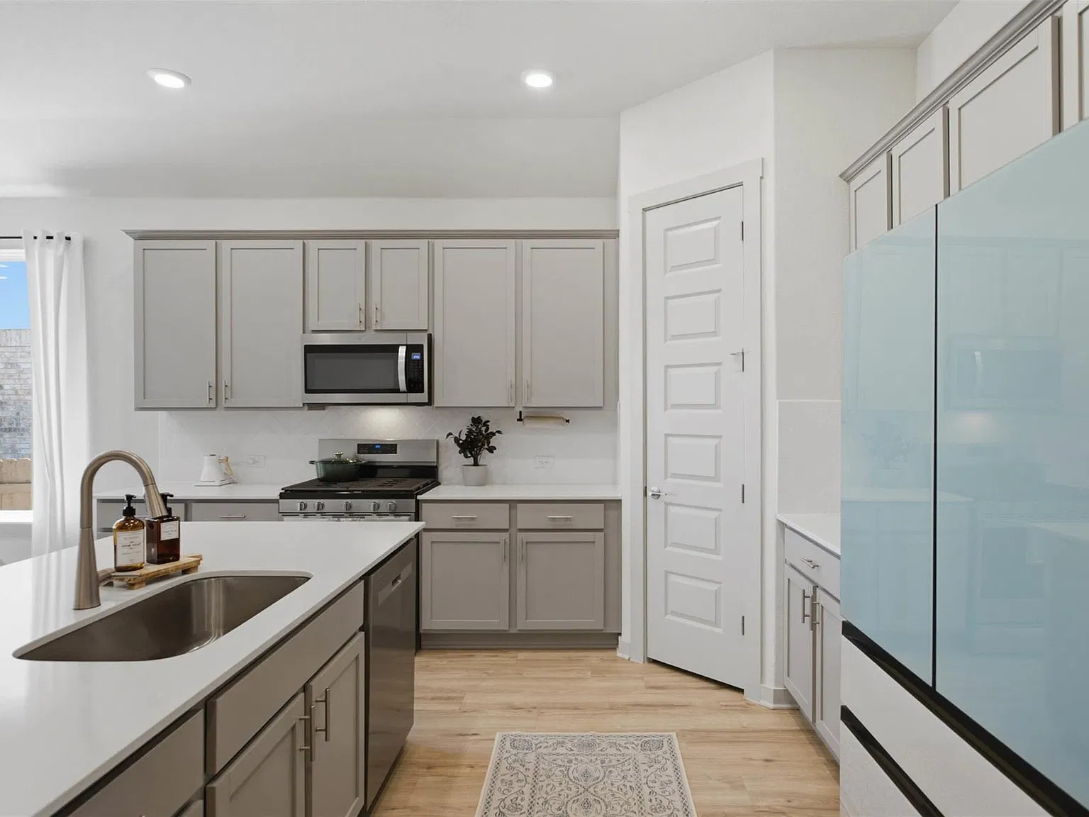 4 bed, 2.0 bath, 2178 sqft, $2,400 — Photo 2