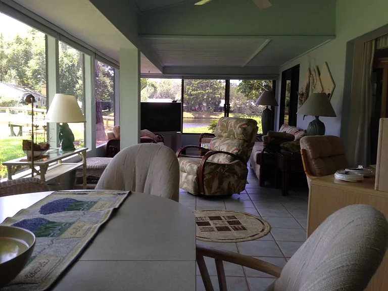 347 Pembroke Ln — Photo 6