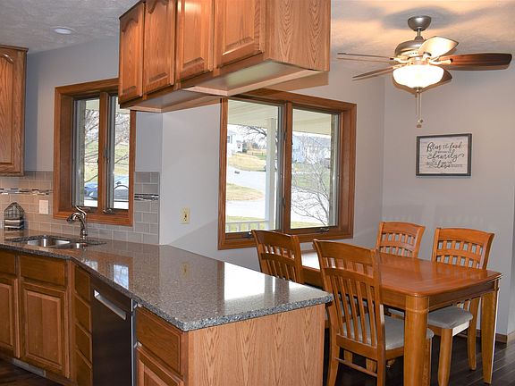 5th image of 1104 Oakview Dr