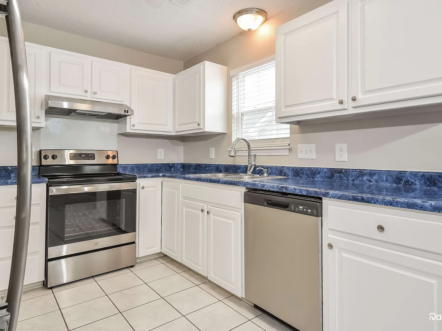 3 bed, 2.0 bath, 1162 sqft, $1,820 — Photo 4