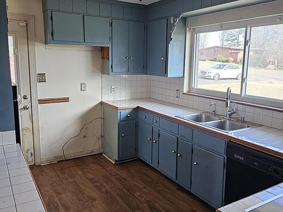 5th image of 212 Gaut Ave