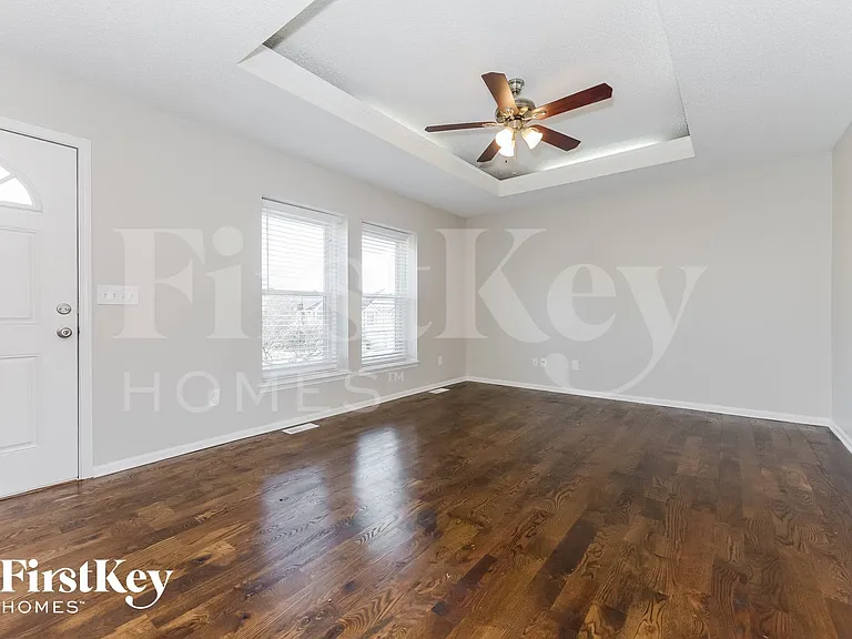 704 York Dr — Photo 3