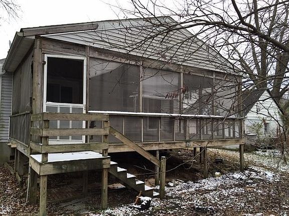 rear, screened in deck