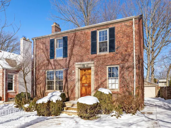 1394 Hampton Rd, Grosse Pointe Woods, MI 48236