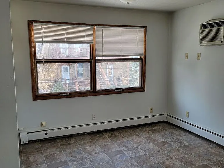 1912 Stevens Ave — Photo 2