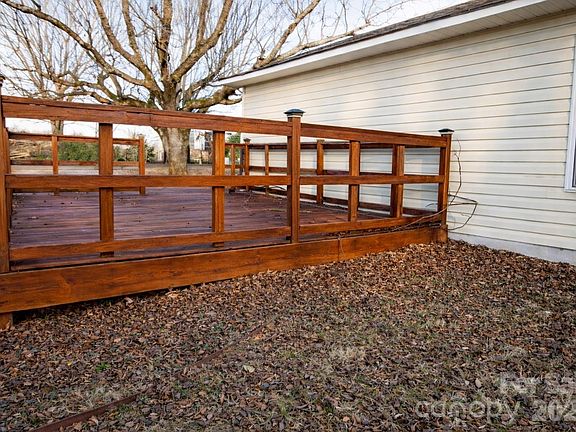 5th image of 211 Webb Farm Rd