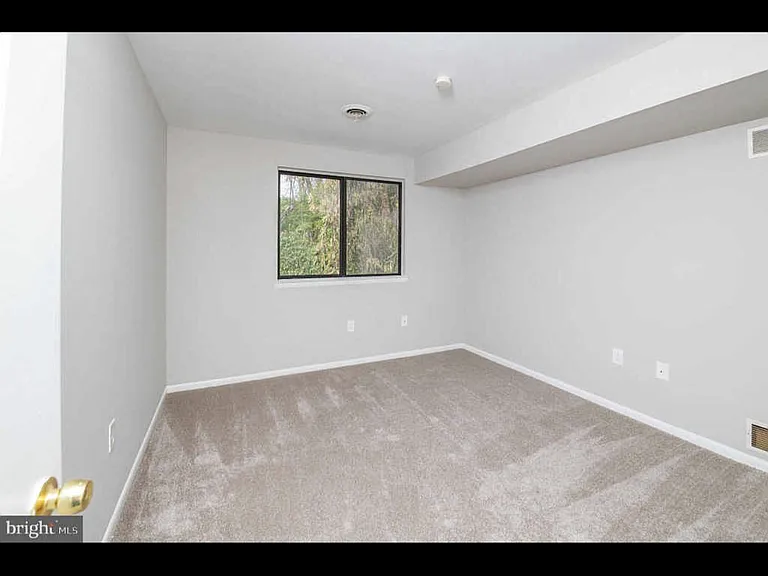 49 Six Holly Dr #6 — Photo 9