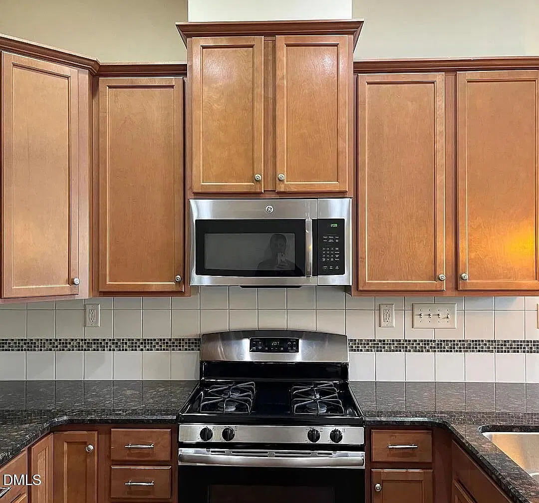3 bed, 2.5 bath, 2450 sqft, $2,695 — Photo 4