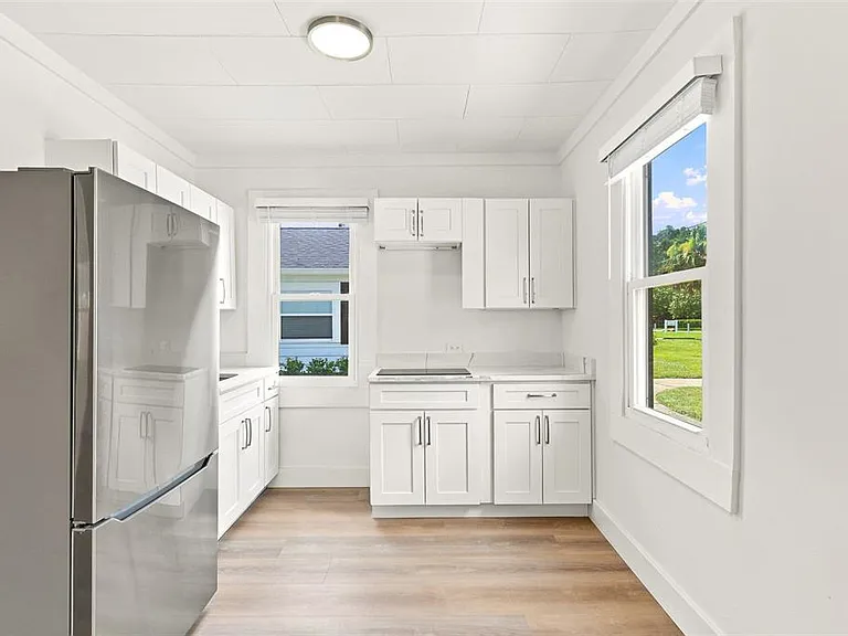 2704 E Jefferson St — Photo 30