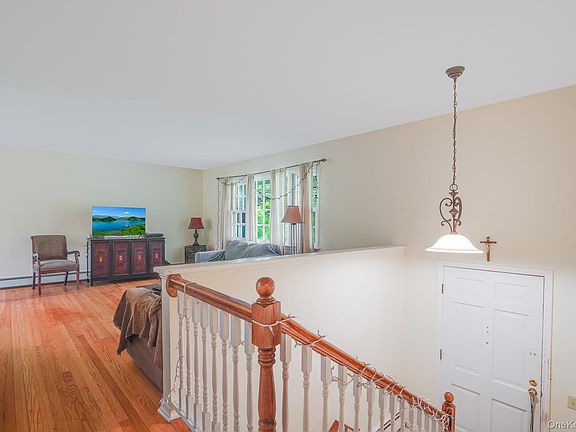 4th image of 82 Roosevelt Road