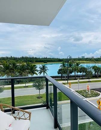 2nd image of 15020 Biscayne Blvd #503