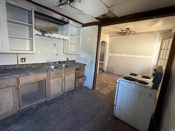 3rd image of 206 N 3rd St