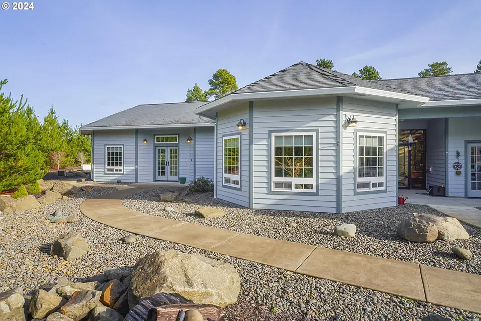 2 bed, 2.5 bath, 1953 sqft, $4,000 — Photo 3
