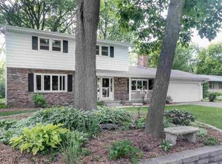 716 Woodview Dr, Sun Prairie, WI 53590