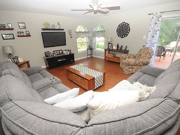 3rd image of 65 Thornwood Ln