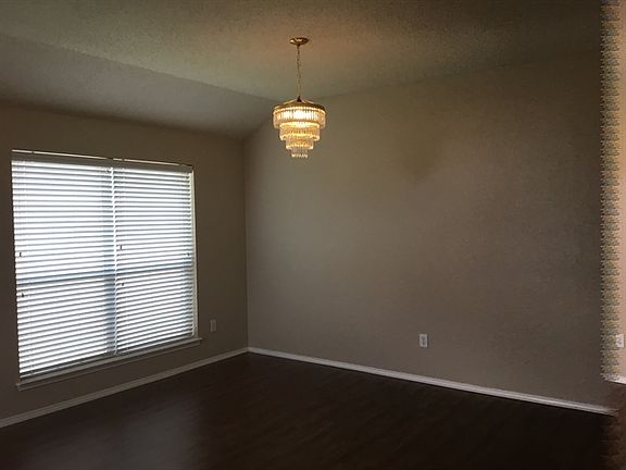 3rd image of 302 Mesquite Hill Dr