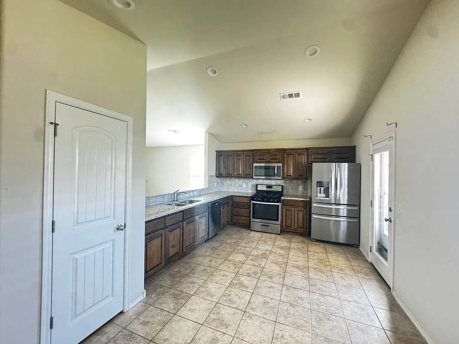 4 bed, 1834 sqft, $1,995 — Photo 4