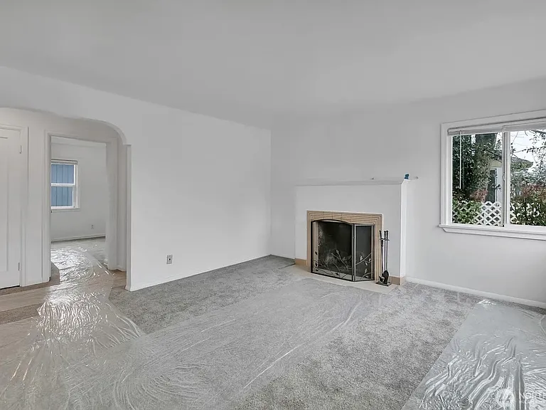 10041 15th Ave SW — Photo 3