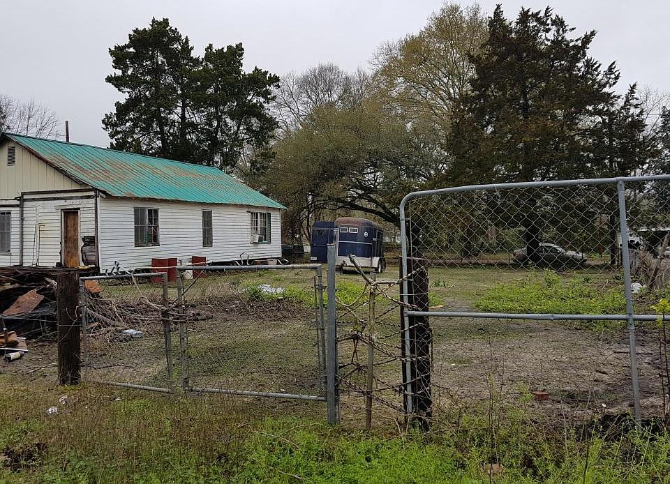 2nd image of 502 E 8th St