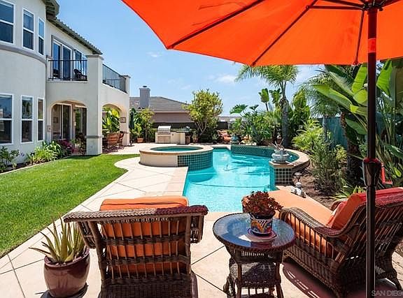 Perfect Backyard with Pool, Spa, BBQ, Firepit