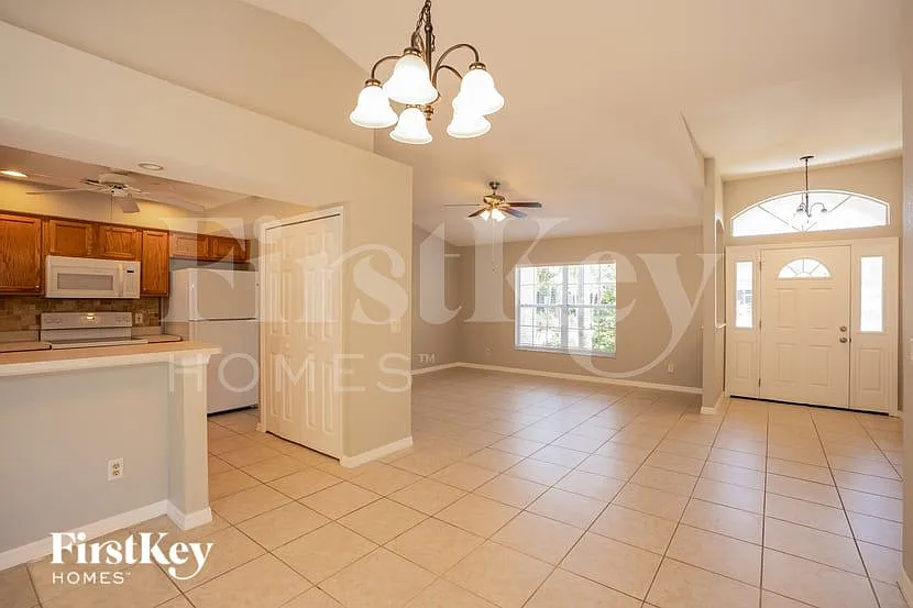 3 bed, 2.0 bath, 1438 sqft, $2,030 — Photo 3