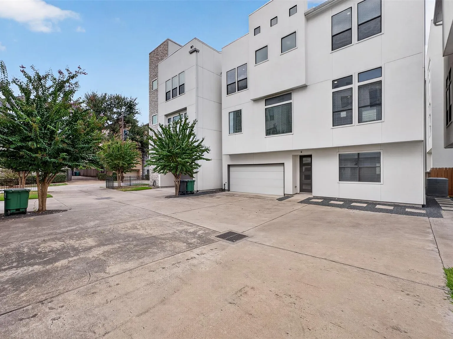 3 bed, 3.5 bath, 2094 sqft, $3,400 — Photo 3