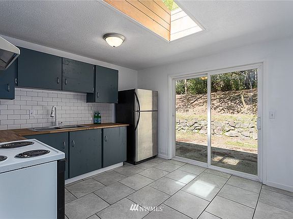 5th image of 788 Roswell Drive