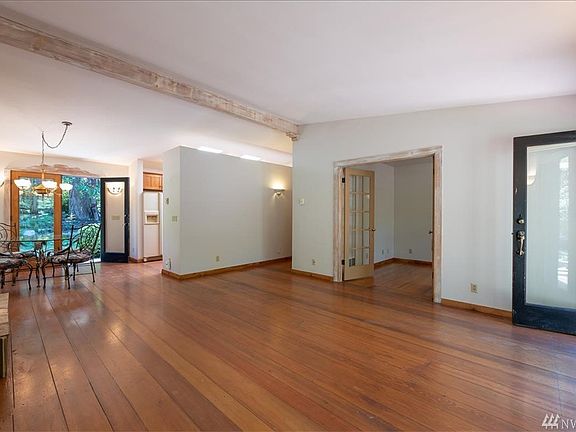 3rd image of 619 Dolphin Dr